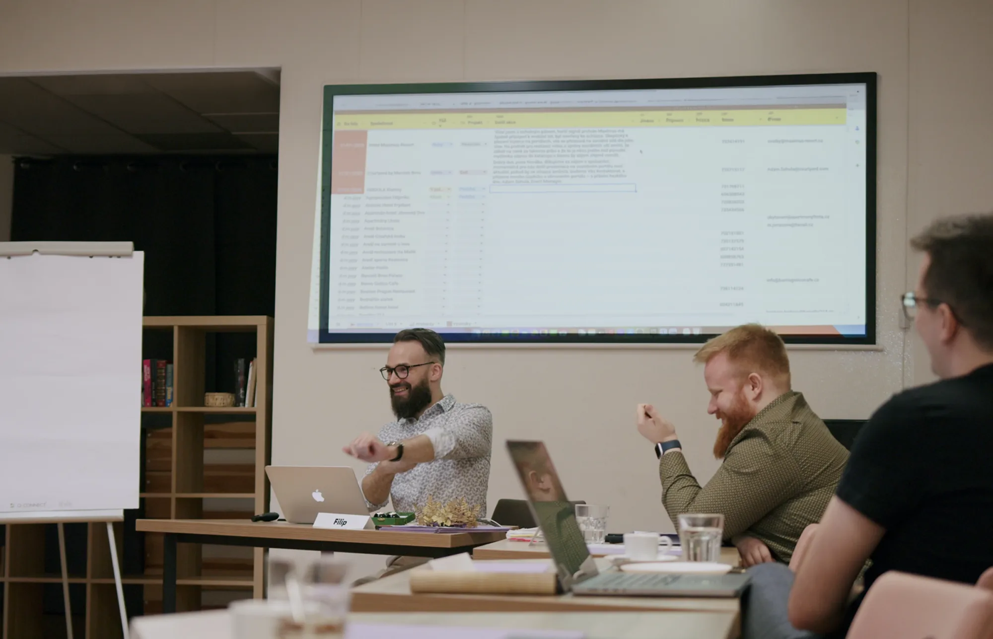 Filip Novák s dvoma ľuďmi na workshope v Brne, na projekcii rozpracovaný zoznam firiem